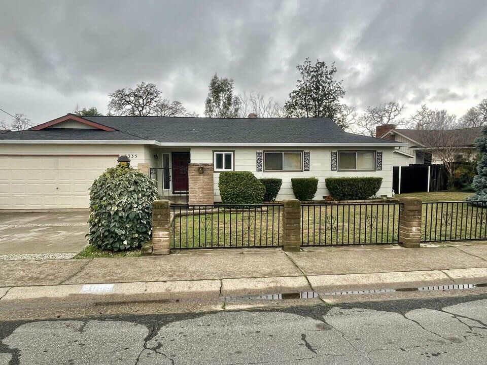 3335 Panorama Dr in Redding, CA - Building Photo