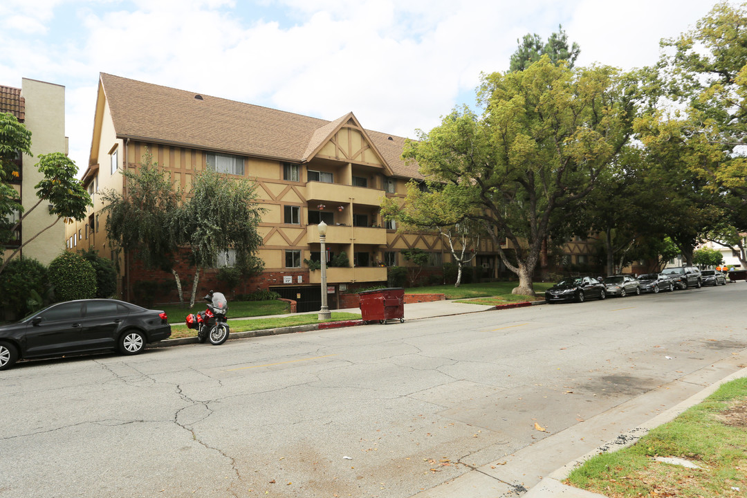 600 W Stocker St in Glendale, CA - Foto de edificio