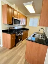20202 Cohasset St, Unit 17 in Los Angeles, CA - Building Photo - Building Photo