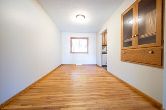 10606 Yosemite Rd in Minneapolis, MN - Building Photo - Building Photo