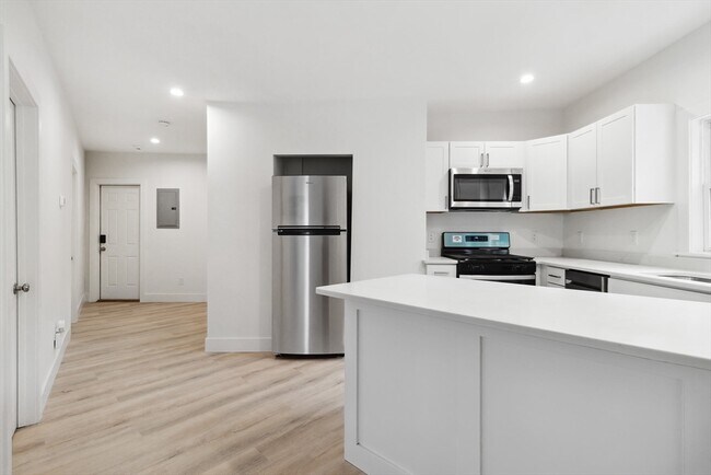 4 Crest Ave in Revere, MA - Foto de edificio - Building Photo