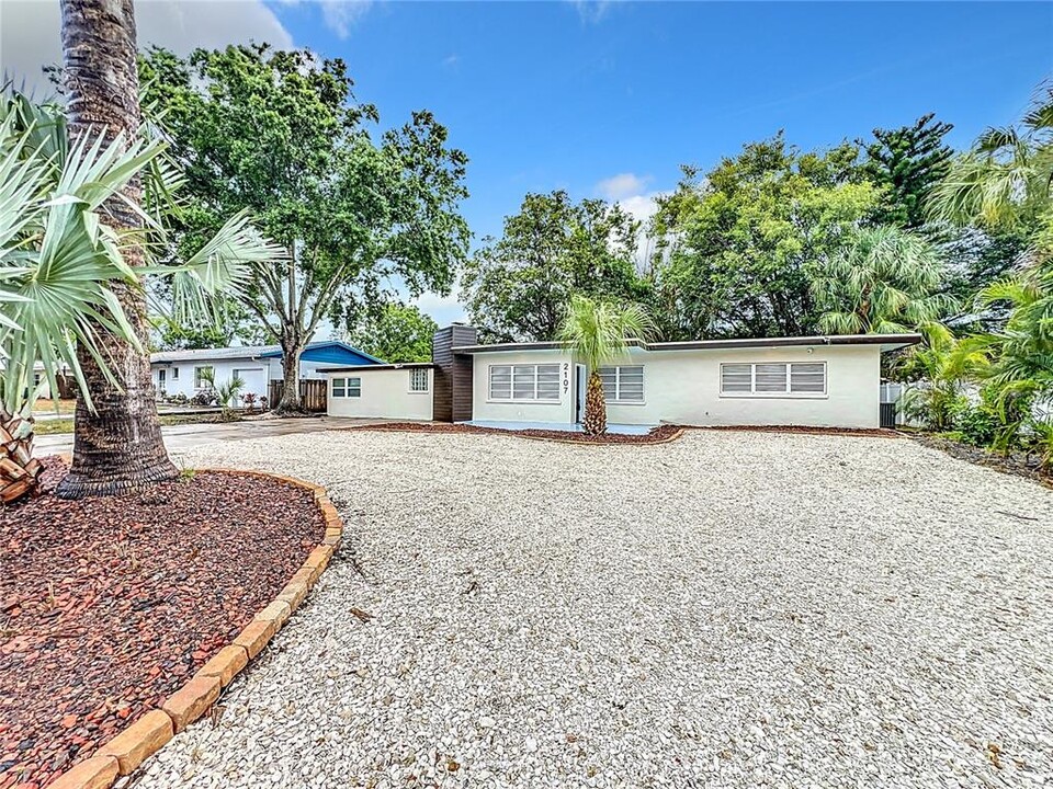 2107 Pine Terrace in Sarasota, FL - Building Photo
