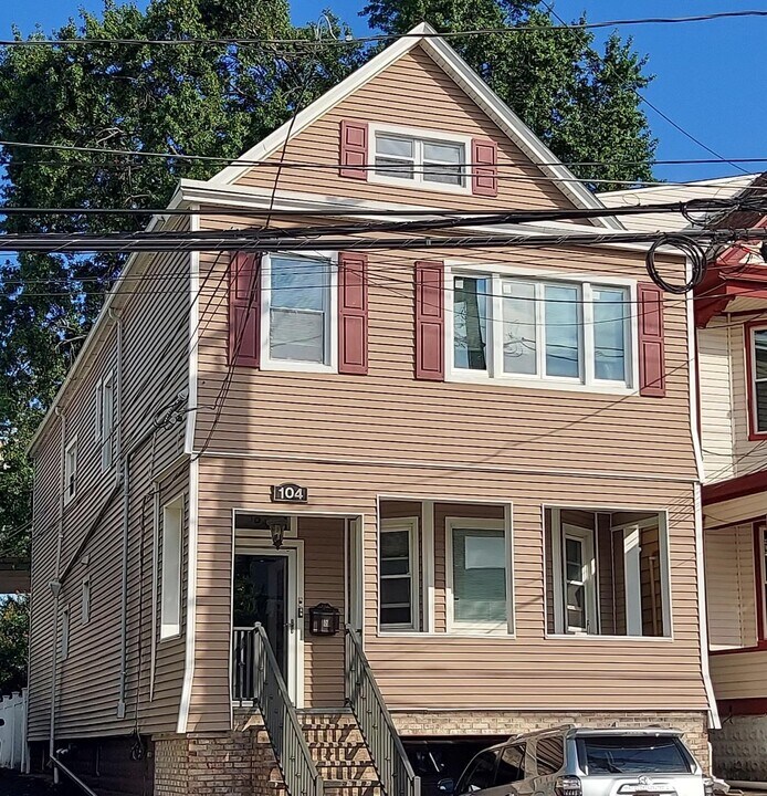104 Avenue A in Bayonne, NJ - Building Photo