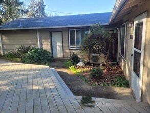 2160 Raynor St SE, Unit 2150 Raynor St SE in Salem, OR - Building Photo - Building Photo