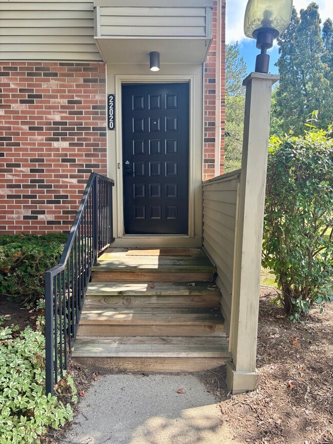 22020 Indian Creek Dr in Farmington Hills, MI - Building Photo - Building Photo