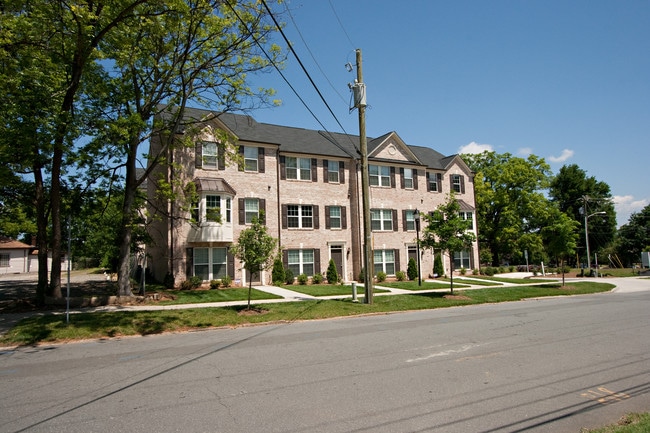 211 N Irwin Ave in Charlotte, NC - Foto de edificio - Building Photo