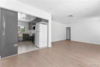 22723 Leonora Dr in Los Angeles, CA - Foto de edificio - Building Photo