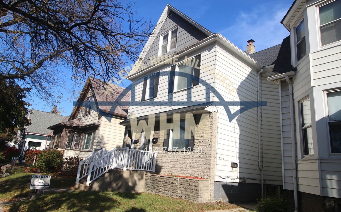 2038 S Layton Blvd in Milwaukee, WI - Building Photo