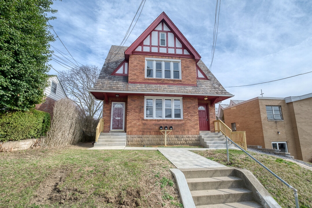 1869 Perrott Ave, Unit 2nd Floor in Pittsburgh, PA - Building Photo