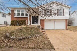 335 Parma Dr in Ballwin, MO - Building Photo