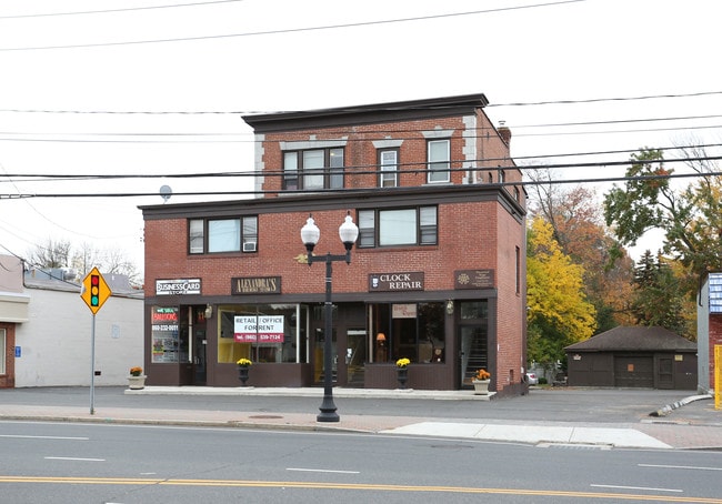 1145-1147 New Britain Ave in West Hartford, CT - Building Photo - Building Photo