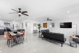 1780 Lake St in Oviedo, FL - Foto de edificio - Building Photo