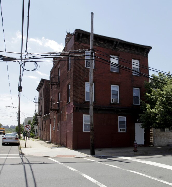231 1st St in Elizabeth, NJ - Building Photo
