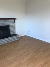 914 Shearwater St in Victoria, BC - Building Photo - Building Photo