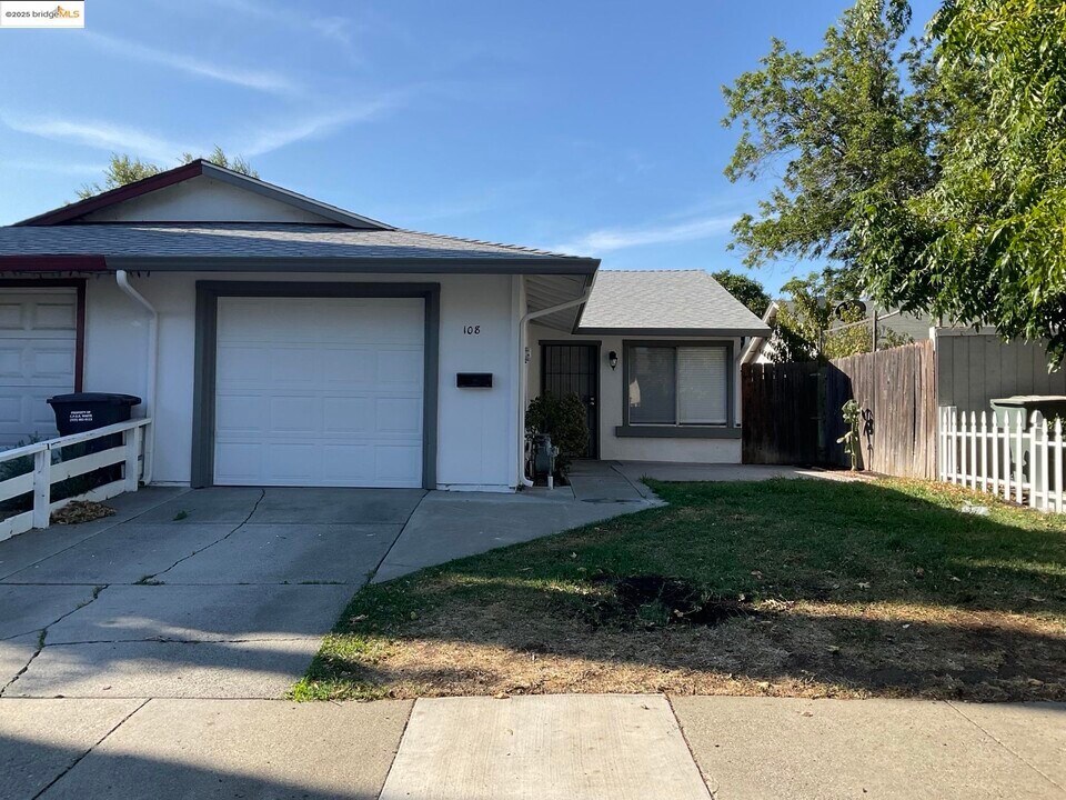 108 E Trident Dr in Pittsburg, CA - Building Photo