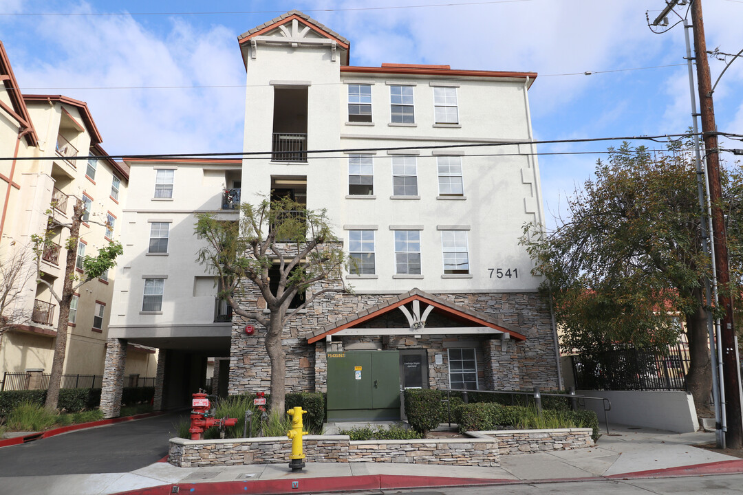 Cambridge Heights in Westminster, CA - Building Photo