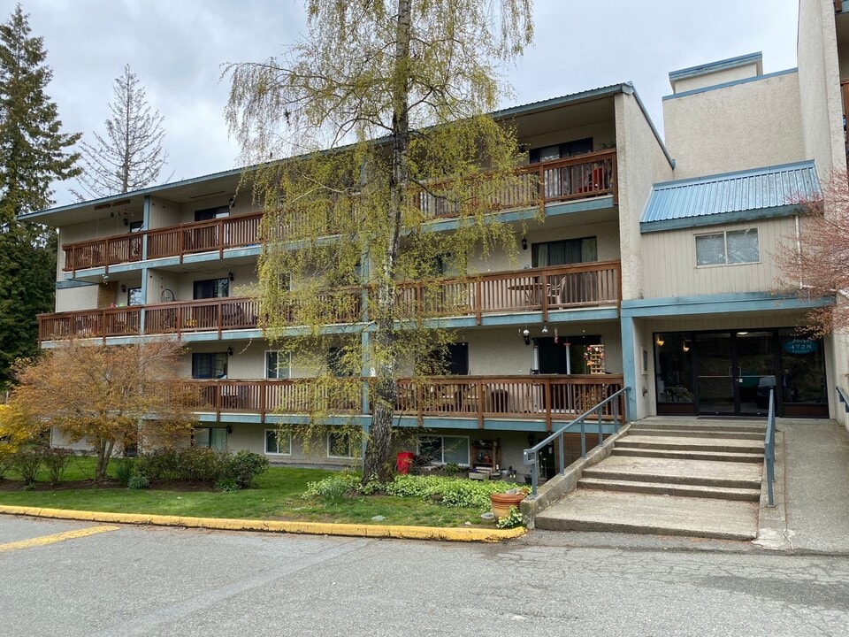 4728-4728 Uplands Dr in Nanaimo, BC - Building Photo