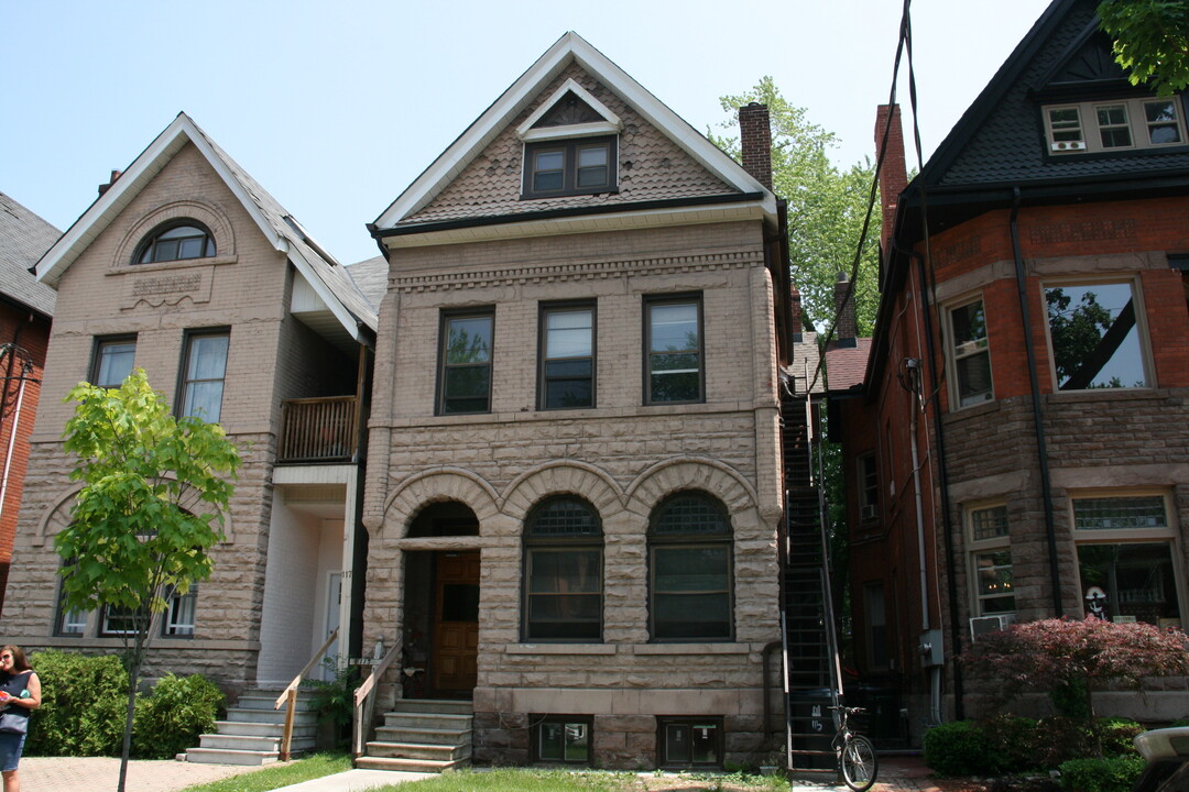 115 Madison Ave in Toronto, ON - Building Photo