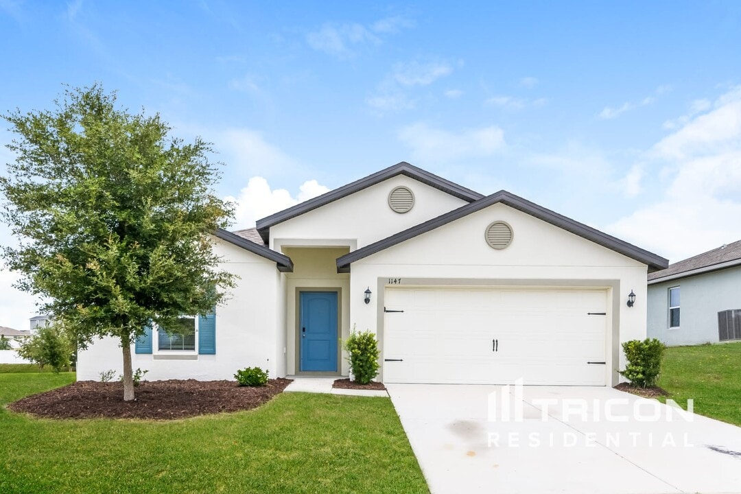 1147 Moyle Way in Mascotte, FL - Building Photo