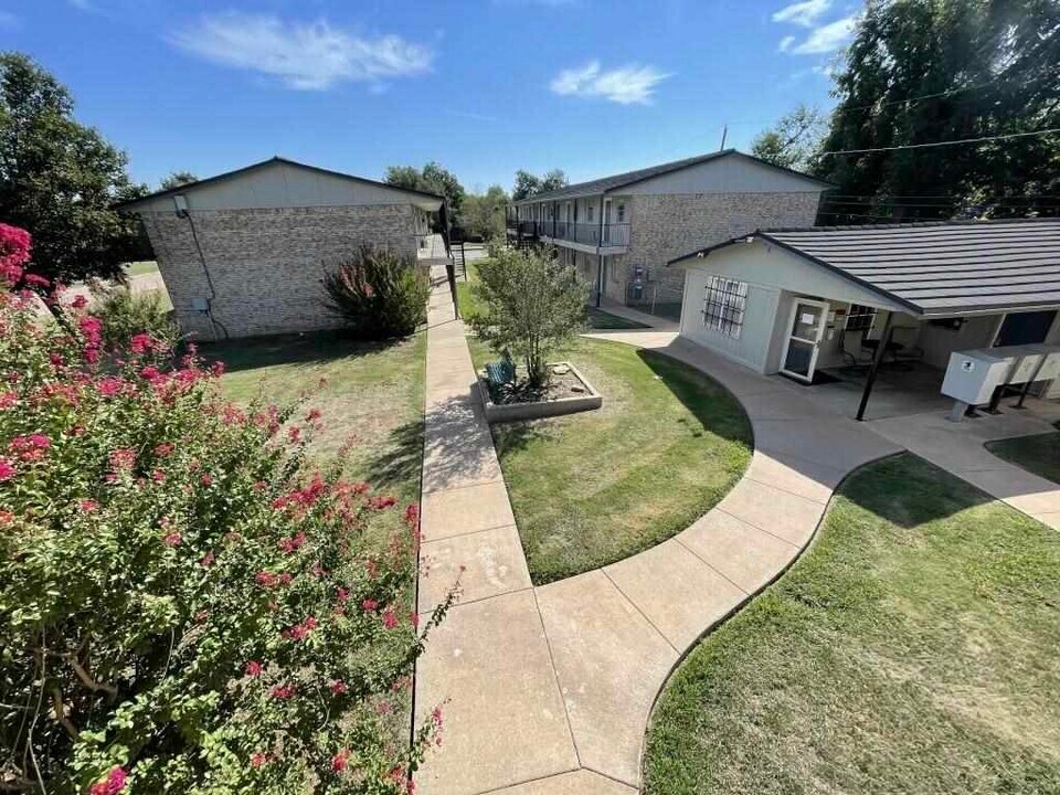 1502 NW Kingsbury Ave in Lawton, OK - Building Photo