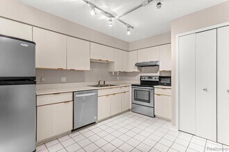 644 Ashley Cir E in Rochester Hills, MI - Foto de edificio - Building Photo