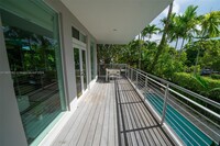 701 Fernwood Rd in Key Biscayne, FL - Foto de edificio - Building Photo