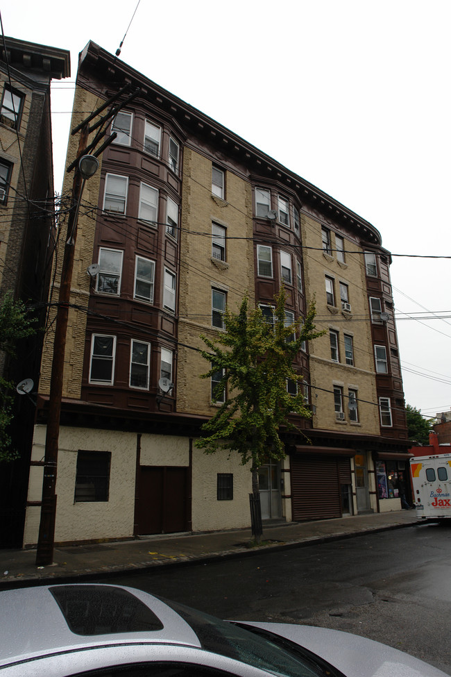 27 Saratoga Ave in Yonkers, NY - Building Photo - Building Photo