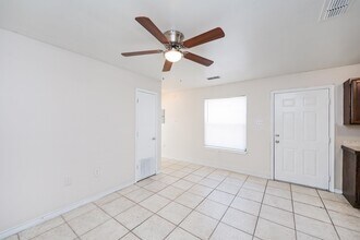 2220 Santa Cleotilde Ave in Laredo, TX - Building Photo - Building Photo