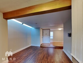 10905 NE 35th Pl in Bellevue, WA - Building Photo - Building Photo