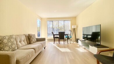 2 Commodore Dr in Emeryville, CA - Building Photo - Building Photo