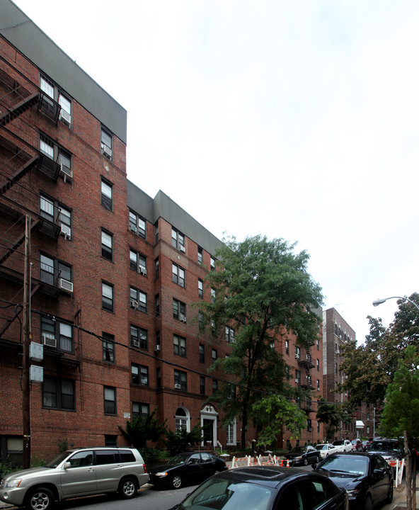 65-60 Booth St in Rego Park, NY - Foto de edificio