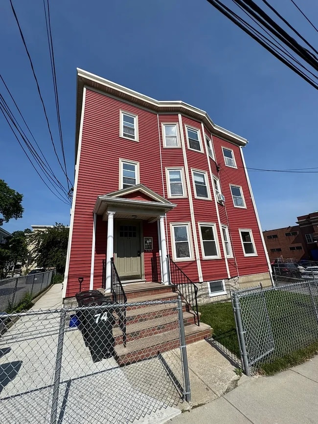 74 Brock St, Unit 1 in Boston, MA - Foto de edificio - Building Photo