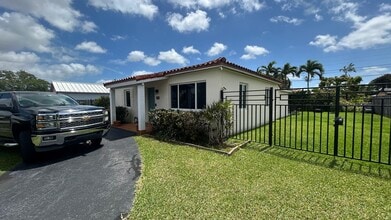 6790 SW 18th St in Miami, FL - Building Photo - Building Photo