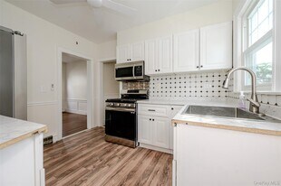 18 Watkins St in Lynbrook, NY - Building Photo