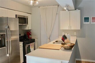 1511 Rutland Dr in Austin, TX - Building Photo - Building Photo