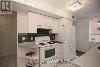 4 Elsinore Path in Toronto, ON - Building Photo - Building Photo