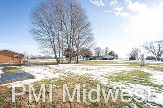 4881 300W in New Palestine, IN - Foto de edificio - Building Photo