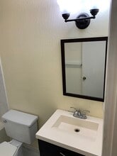 2103 3rd St, Unit B in Sacramento, CA - Building Photo - Building Photo