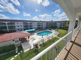 580 Egret Dr, Unit 322 in Hallandale Beach, FL - Building Photo