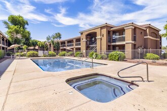 Residence at McDowell in Phoenix, AZ - Foto de edificio - Building Photo