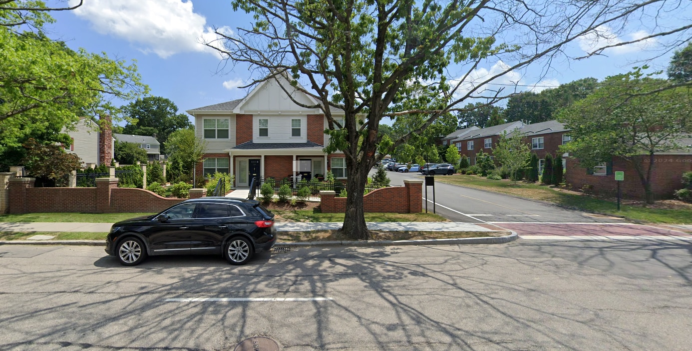 28 Independence Dr, Unit 1 in Chestnut Hill, MA - Foto de edificio