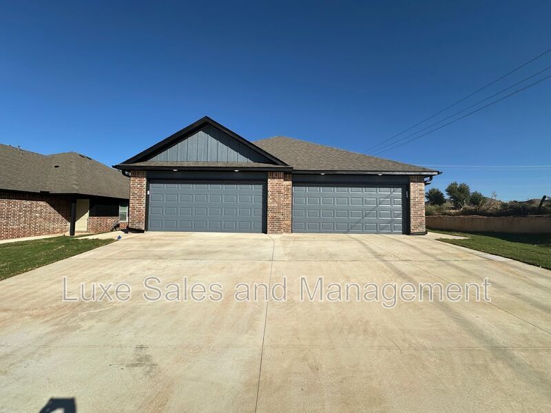 11500 Mackenzie Wy in Yukon, OK - Building Photo