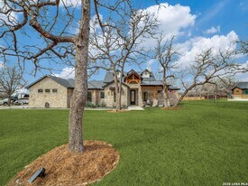196 Bobby Lynn Dr in Adkins, TX - Building Photo