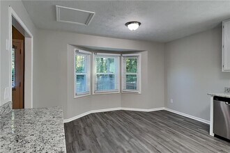 4036 Evelyn Dr in Powder Springs, GA - Foto de edificio - Building Photo