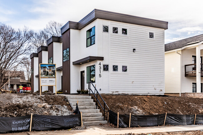 Holly Court Townhomes in Kansas City, MO - Building Photo - Building Photo