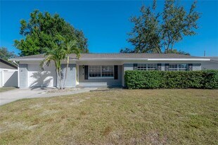 2523 Lake Ellen Cir in Tampa, FL - Building Photo
