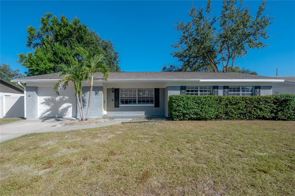 2523 Lake Ellen Cir in Tampa, FL - Building Photo