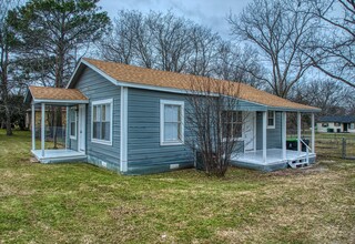 414 E Division St in Pilot Point, TX - Building Photo - Building Photo