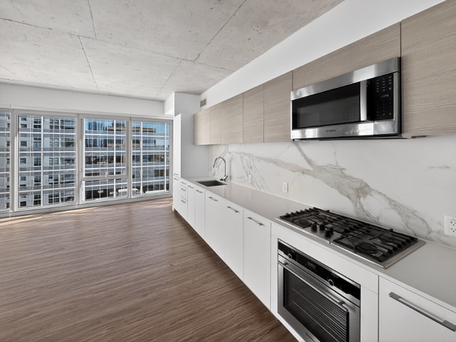 167 N Desplaines St, Unit 1210 in Chicago, IL - Foto de edificio - Building Photo