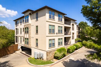 Water's Edge Condominium in Lake Dallas, TX - Foto de edificio - Building Photo